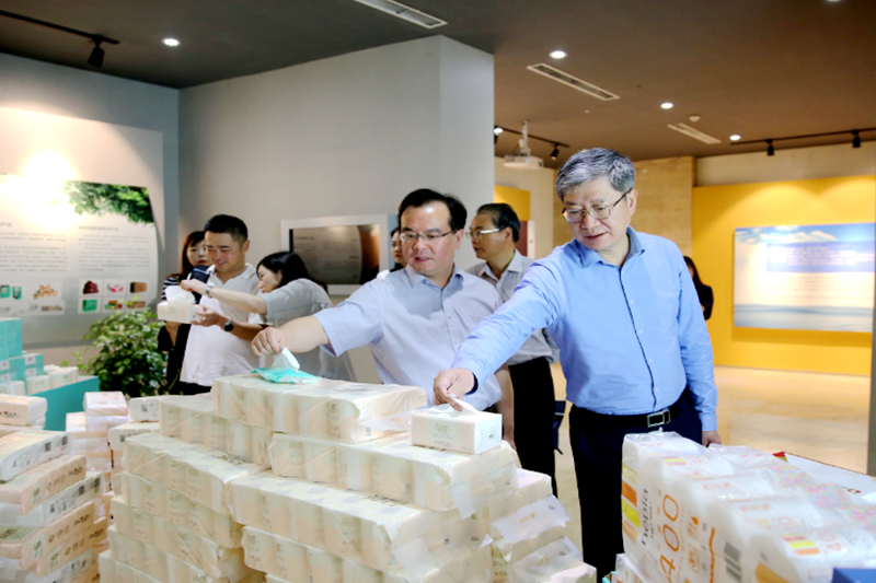 2019年 5月22日，，，时任浙江省社会组织综合党委专职副书记、、省民政厅社会组织治理局局长蔡国华莅临122cc太阳集成游戏纸业调研企业生长情形和党建事情