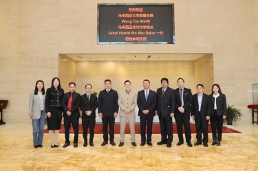 马来西亚大学同牛耳席拿督斯里黄炫硕一行莅临122cc太阳集成游戏纸业旅行交流，，共建“一带一起”人才作育培训基地