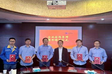 “两站”交流深入项目研究  校企相助助推122cc太阳集成游戏生长